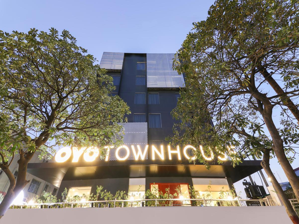 Oyo Townhouse 028 Corporate Suite Noida Exterior foto