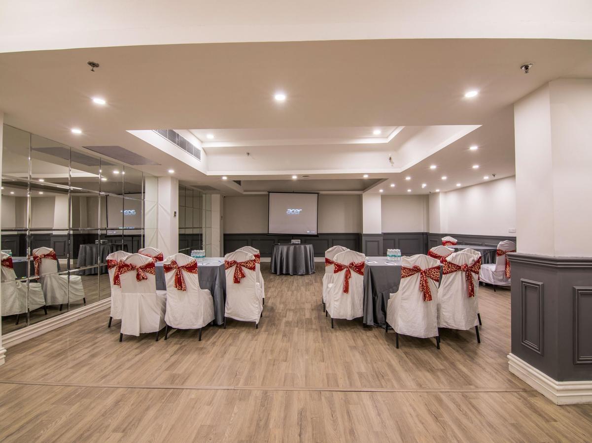 Oyo Townhouse 028 Corporate Suite Noida Exterior foto